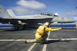 F/A-18C Hornet startuje z letadlovky USS George H.W. Bush.