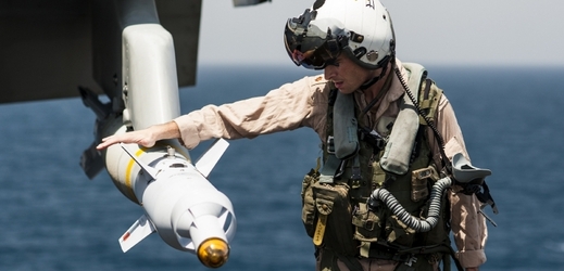 Pilot kontroluje F/A-18C Hornet před startem z letadlovky USS George H.W. Bush. 