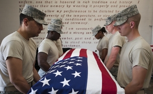 Američtí vojáci pohřbívají svého druha (ilustrační foto).