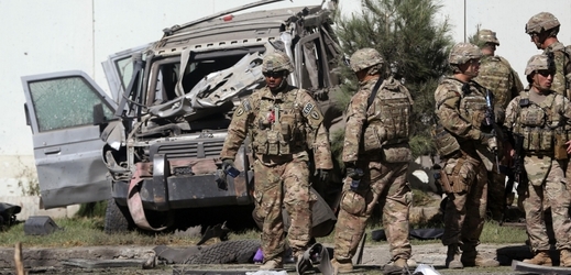 Vojáci ISAF na místě útoku v Kábulu. 
