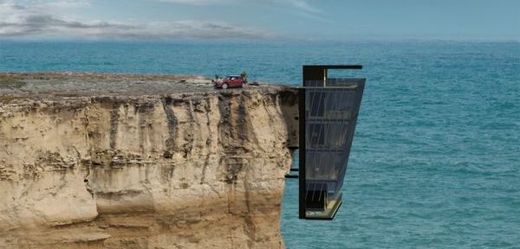 Cliff House by měl viset z útesu přímo nad mořem.