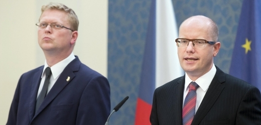Šéf lidovců Pavel Bělobrádek (vlevo) a premiér Bohuslav Sobotka (ČSSD).