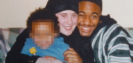 Samantha Lewthwaiteová, britská teroristka s manželem teroristou a dítětem - zatím ještě ne teroristou.