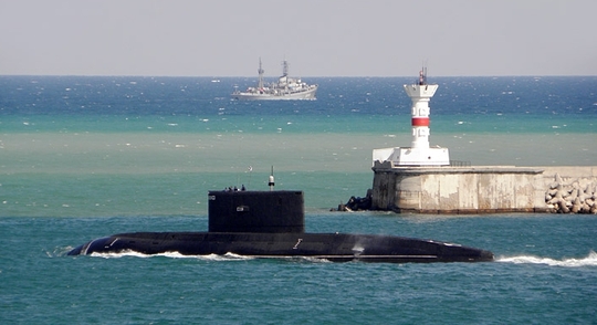 Vojenské lodě u pobřeží Krymu.