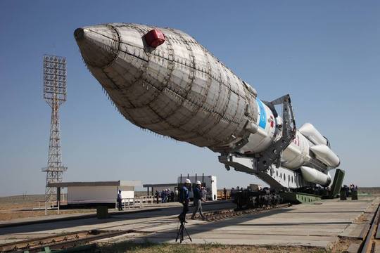 Přeprava nosné rakety na místo startu na Bajkonuru.