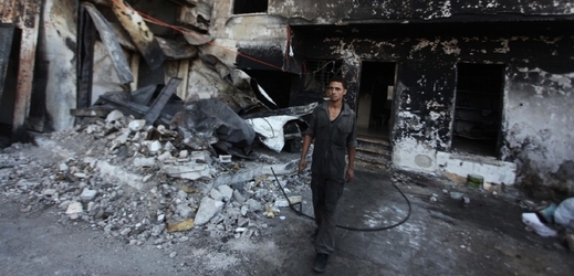 Palestinci, kteří v Pásmu Gazy sčítají škody způsobené izraelským bombardováním, tvrdí, že za útokem nestojí.
