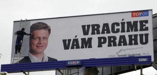 SPVR přelepil plakáty s primátorem Tomášem Hudečkem.