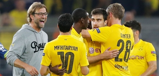 Trenér Dortmundu Jürgen Klopp (vlevo) hodně chválil své fotbalisty po úterní domácí výhře 2:0 nad Arsenalem.