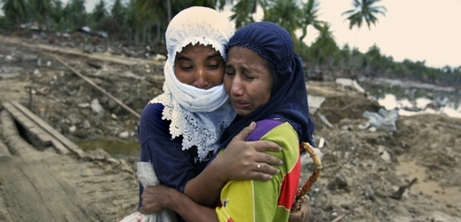 Setkání rodiny po přírodní katastrofě v Indonésii.