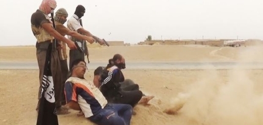 Muslimští vrazi z ISIS popravují vězně.