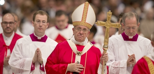 Papež František 14. září 2014 poté, co se sezdal i rozvedené. 