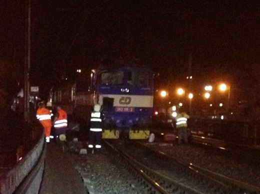 V Praze se srazily dva vlaky a přerušily dopravu na trati do Berouna.