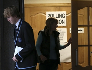 Voliči pouštějí hlasovací místnost.