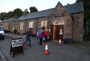 Volební místnost na skotské vysočině.