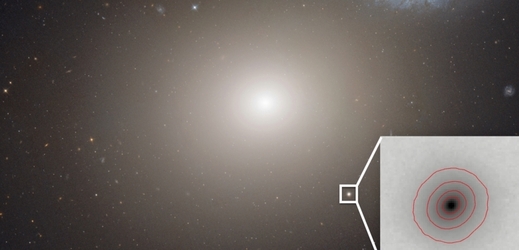 Snímek z Hubbleova kosmického teleskopu. Uprostřed je obří galaxie M60, vpravo dole její ultrakompaktní oběžnice.