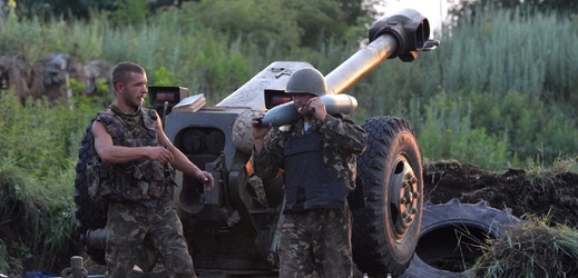 Ukrajinští dělostřelci u Luhansku.