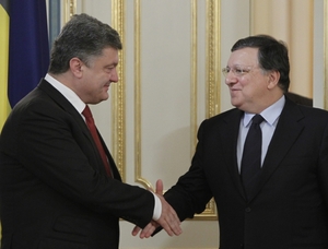 Prezident Porošenjko a šéf EK Barroso.