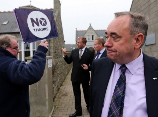 Skotský první ministr a šéf Skotské národní strany Alex Salmond přihlíoží kampani odpůrců odtržení.