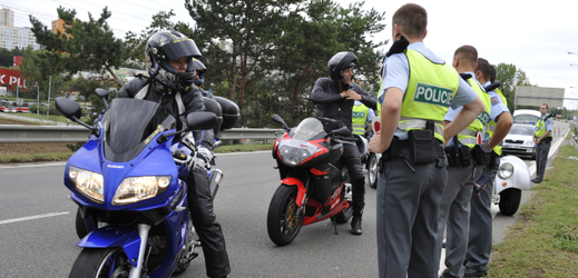 O úplatky si testovaní policisté říkali při silničních kontrolách (ilustrační foto).