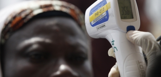 Zdravotníci kontrolují kvůli ebole obyvatele Monrovie.