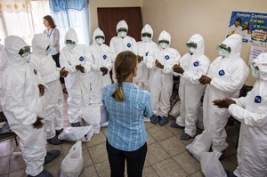 Zdravotnice OSN instruuje své kolegy v Libérii.