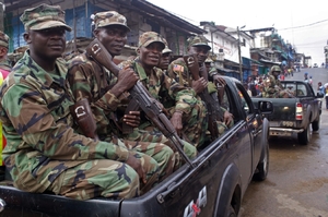 Stran eboly zasahuje v západní Africe stále více vojáků.