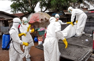 Zdravotníci v Libérii odklízejí oběti eboly.