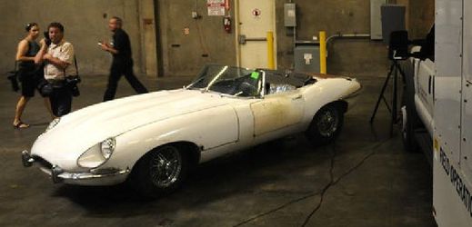Bílý kabriolet Jaguar XK-E, který se po 46 letech vrátil k majiteli.