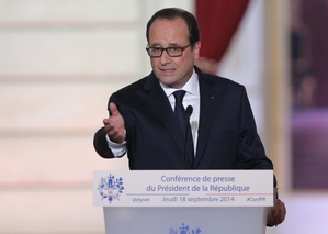 Hollande utíká před domácími problémy do zahraniční politiky.