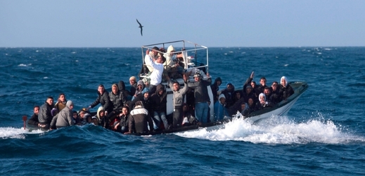 Loď s uprchlíky u Lampedusy.