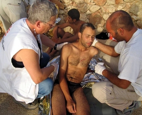 Záchránění běženci ze Středozemního moře v péči italských zdravotníků.