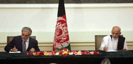 Afghánští prezidentští kandidáti v neděli podepsali dohodu o rozdělení moci.