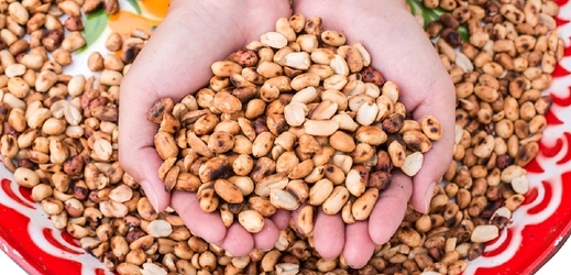 Pražené arašídy mohou být spouštěčem alergie.