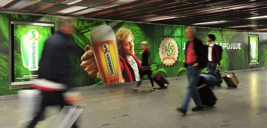 V finále je i tato reklama Staropramenu na Hlavním nádraží, na které se podílela Railreklam a Universal McCann.