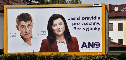 Věra Jourová na billboardu s Andrejem Babišem.