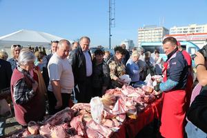 Gubernátor Cukanov na obhlídce tržnice v Kaliningradu.