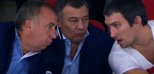 Rotenberg (uprostřed) na zápase HC Dynamo Moskva.