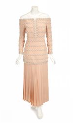 Pridejní cena růžových šatů zdobených korálky se odhaduje na 80 tisíc dolarů.