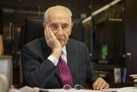 Smutný Peres. Je na dlažbě...