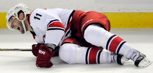 Hokejový útočník Jordan Staal z Caroliny si v úterním přípravném utkání na ledě Buffala zlomil pravou nohu.