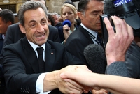 Sarkozy mezi svými příznivci.