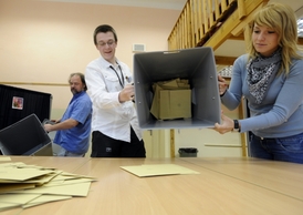 Sčítání hlasů ve volební místnosti.