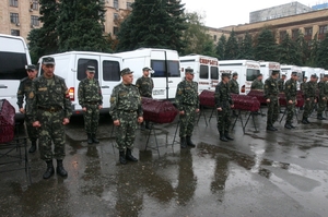 Ukrajinští vojáci pohřbívají padlé u Dněpropetrovsku.