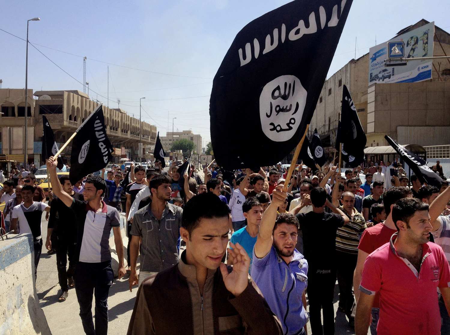 Sympatizanti Islámského státu protestují v Mosulu, severozápadně od Bagdádu.