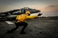 Americký harrier startuje z letadlové lodi.