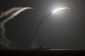 Řízené střely Tomahawk odpalované na pozice islamistů v Sýrii z amerického křižníku Philippine Sea .