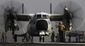 Američtí vojáci připravují ke startu další letoun na lodi George HW Bush v Perském zálivu. 