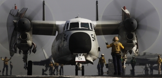 Američtí vojáci připravují ke startu další letoun na lodi George HW Bush v Perském zálivu.