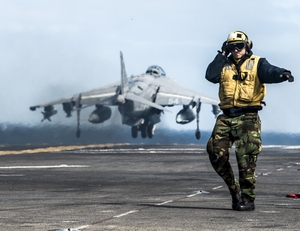 Americký letoun Harrier startuje z letadlové lodi k útoku na islamistické cíle v Sýrii a Iráku.