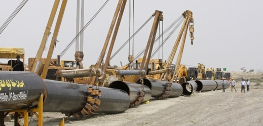 Stavba potrubí pro přenos zemního plynu z Íránu do Pákistánu. Chabahar, jihovýchodní Írán, 2013.